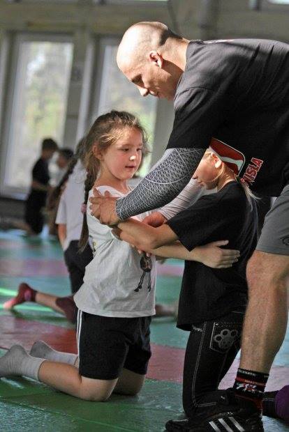 Zapasy w każdej szkole. BardoMed - sprzęt sportowy i fitness