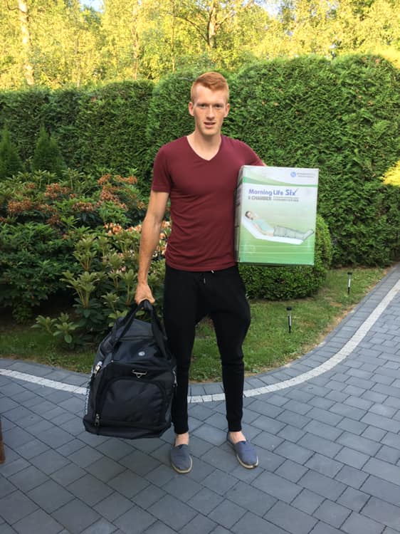 Sebastian Kasprzyk z aparatem do drenażu limfatycznego WIC 2008MS