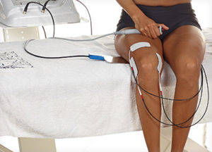 Terapia Tecar - elektrody na ciele pacjenta