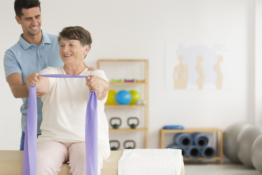 Ćwiczenia z taśmą dla osób starszych - rehabilitacja geriatryczna
