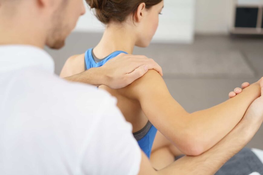 Rehabilitacja po mastektomii obejmuje ćwiczenia i masaż przeciwobrzękowy