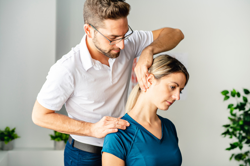 Kręcz szyi – przyczyny, objawy, leczenie i ćwiczenia