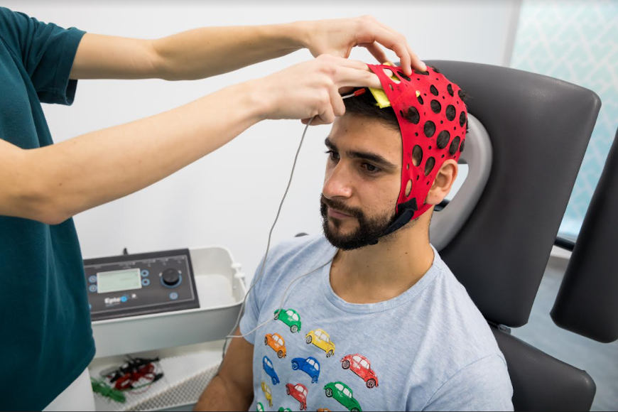 tDCS, czyli przezczaszkowa stymulacja prądem stałym – na czym polega i jakie ma zastosowanie?