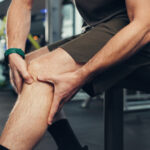 Torbiel Bakera – przyczyny, objawy i leczenie (fizjoterapia, ćwiczenia, operacja)