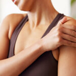 Uszkodzenie stożka rotatorów – przyczyny, objawy, leczenie i rehabilitacja