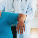 Wapniejące zapalenie ścięgien barku – przyczyny, objawy i leczenie