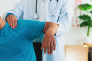 Wapniejące zapalenie ścięgien barku – przyczyny, objawy i leczenie