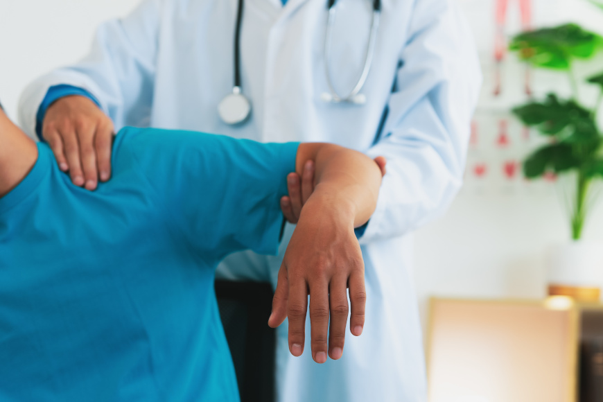 Wapniejące zapalenie ścięgien barku – przyczyny, objawy i leczenie